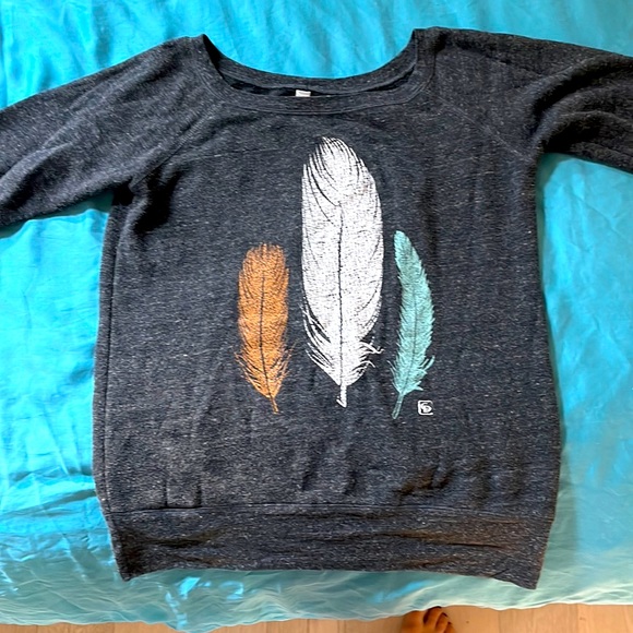 Soft sweatshirt, it's nice and long. - Picture 1 of 3